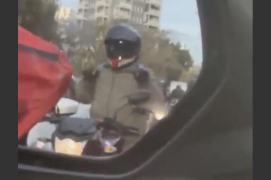 Un motorista causó sensación en medio del tránsito de la ciudad. (Foto: captura de video)