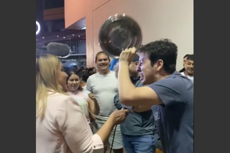 El guatemalteco celebr&oacute; al punto de llamar la atenci&oacute;n de medios internacionales. (Foto: captura de video)