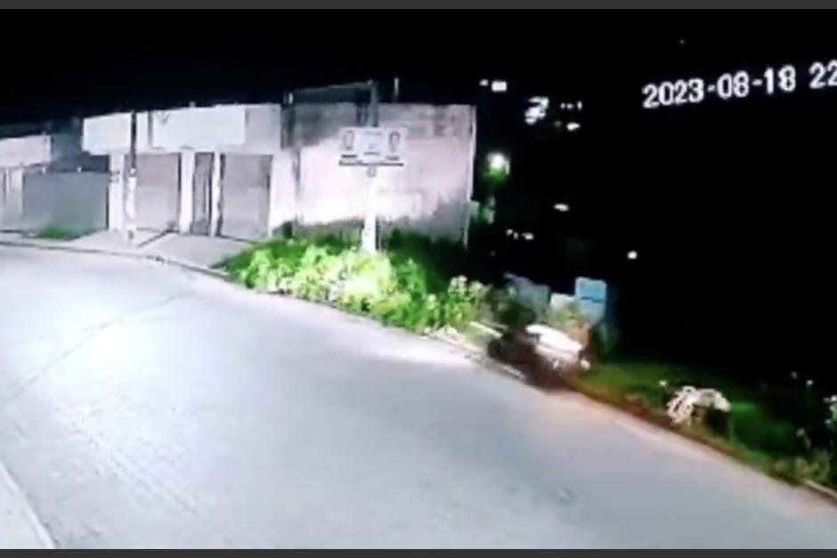 Captan un fuerte accidente en donde un motorista impact&oacute; con un inmueble en Quetzaltenango. (Foto: Captura de video)