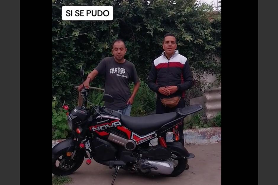 Un repartidor guatemalteco fue sorprendido por un detalle especial. (Foto: captura de video)