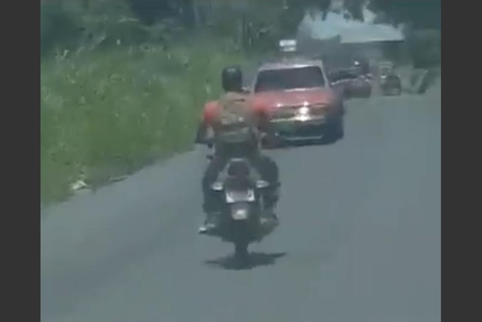 Captan momento en que un motorista colisiona de frente con un picop que circula en la carretera de Siquinal&aacute;, Escuintla. (Foto: captura de video)