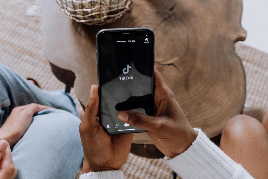 Usuarios descubrieron una forma de atrapar infieles usando la aplicaci&oacute;n TikTok. (Foto: Pexels)