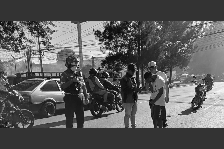 Identifican al hombre que falleció en una balacera ocurrida en la calzada Roosevelt. (Foto: Bomberos Municipales)