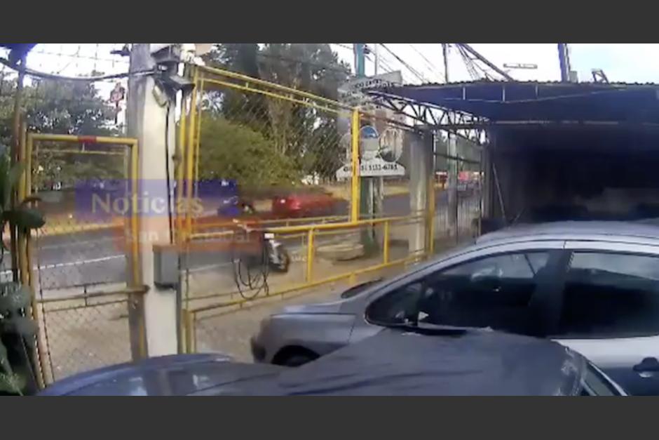 Un video captó el fuerte accidente en el que murió un motorista tras impactar contra poste. (Foto: captura de video)