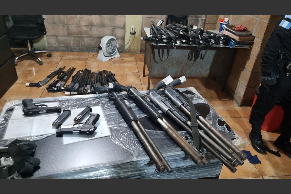 Dos hombres transportaban más de 50 armas de fuego en cajas de metal. (Foto: PNC)