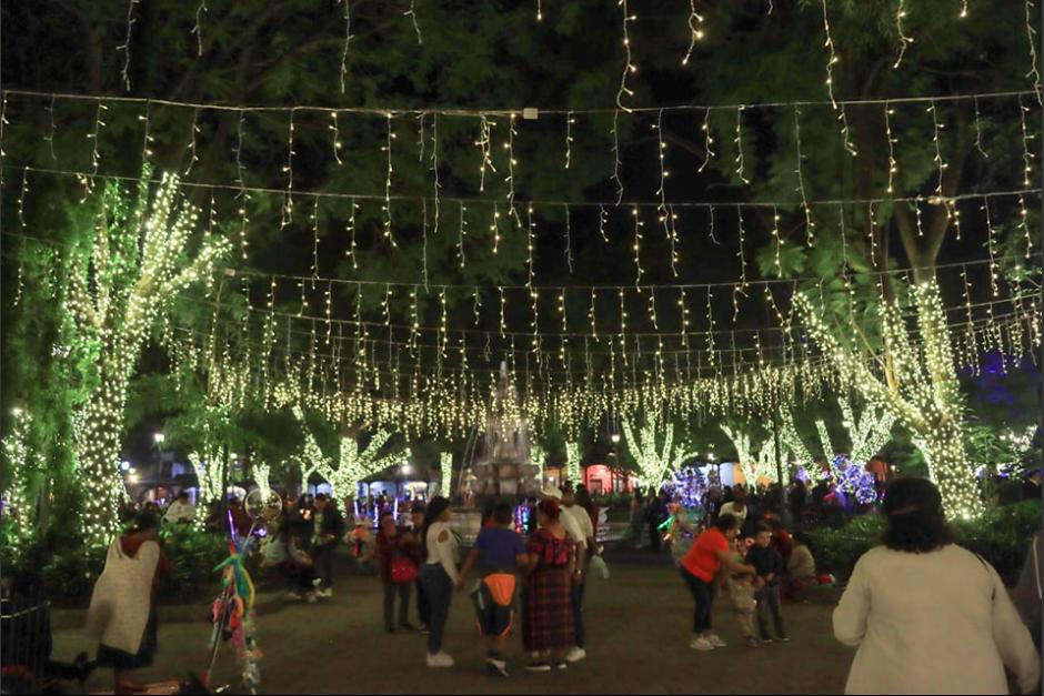 La ciudad de Antigua se encuentra iluminada con motivo de la Navidad. (Foto: Ayuntamiento de Antigua Guatemala)