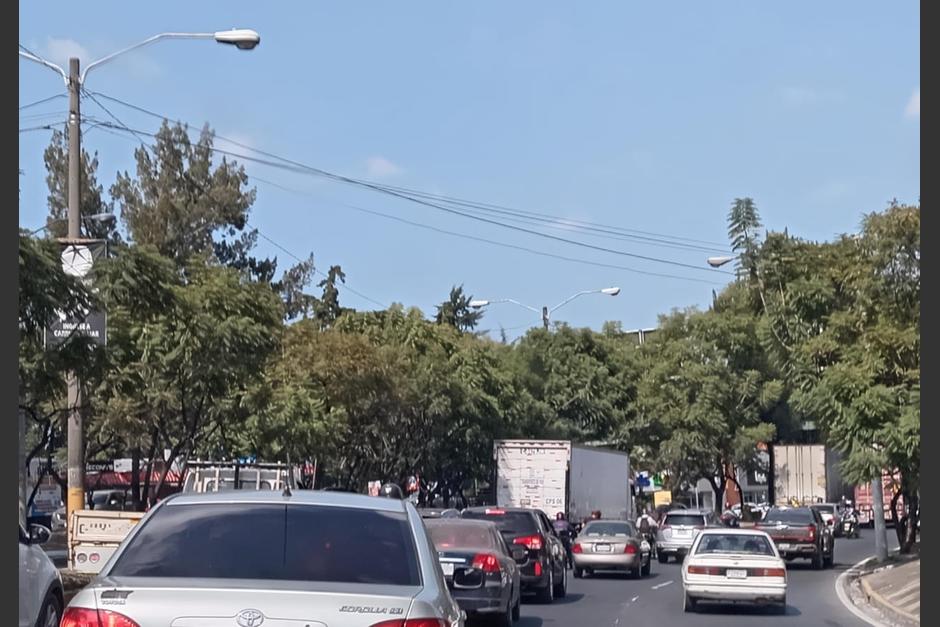 Usuarios reportan largas filas de vehículos en El Periférico. (Foto: Marilin Alvarez/Soy502)