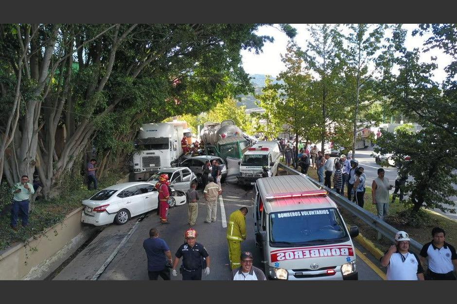 Un accidente de tránsito múltiple se registró en el kilómetro 19 de la ruta Interamericana, en jurisdicción de Mixco. (Foto: Bomberos Voluntarios)