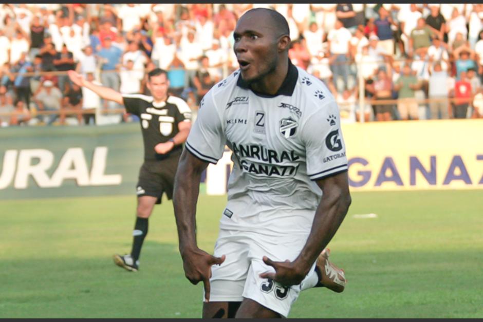 El delantero ecuatoriano Juan Luis Anangonó anotó cuatro goles contra Malacateco. (Foto: @CremasOficial)