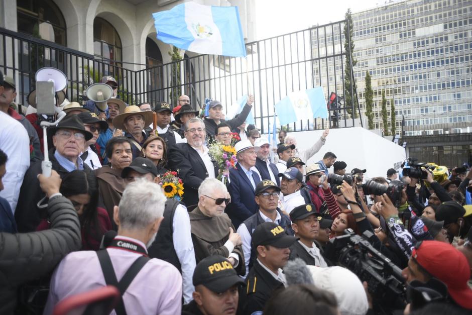 El binomio presidencial acompañado de autoridades indígenas y políticos que han buscado la presidencia. (Foto: Wilder López/Soy502)