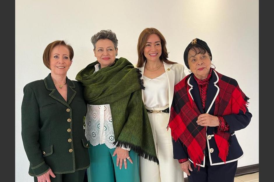 Cuatro Primeras Damas de Guatemala posaron para una fotografía. (Foto: Evelyn Morataya)