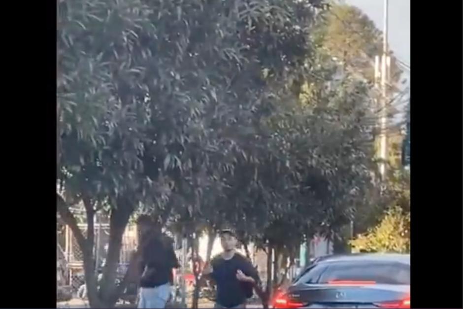 Dos hombres fueron captados en video mientras asaltan a conductores en pleno tránsito de la zona 4 capitalina. (Foto: captura de pantalla)&nbsp;