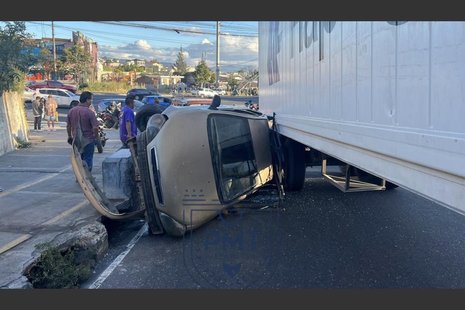 El accidente de tránsito que complicará la circulación hacia el sur, la tarde de este 8 de diciembre. (Foto: PMT de Villa Nueva)