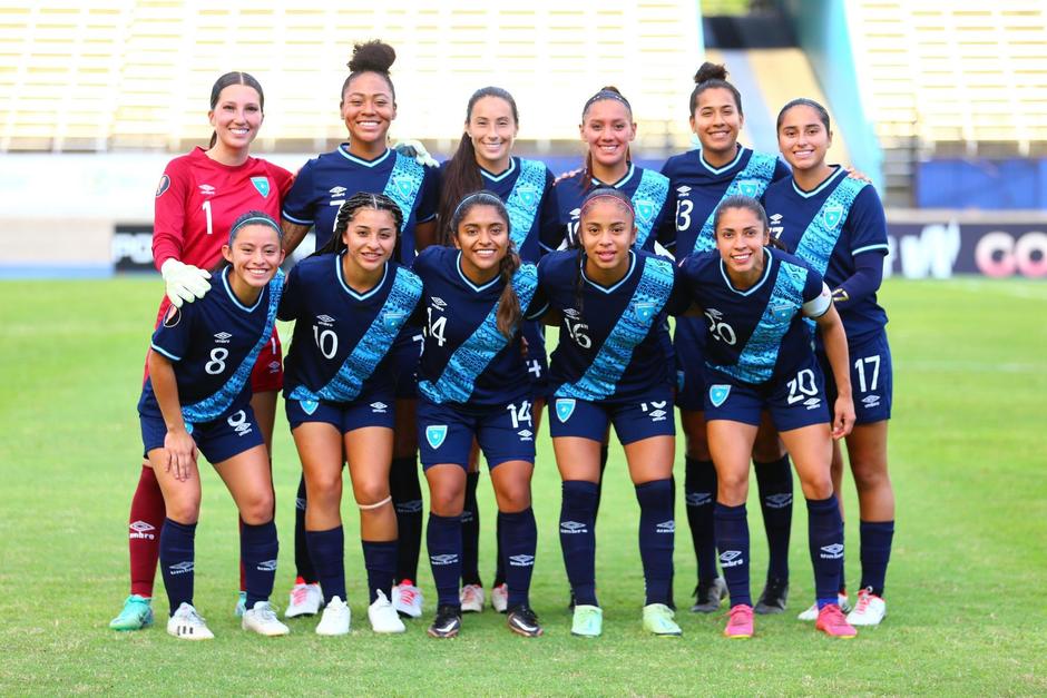 La guardameta Alexia Estrada junto a las demás jugadoras de la Selección femenina de Guatemala. (Foto: Fedefut)