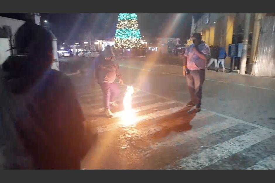 Un adolescente sufrió quemaduras tras participar en el juego de las "Bolas de Fuego" en Alta Verapaz. (Foto: captura de video/ Fredy Cú-Noticias)