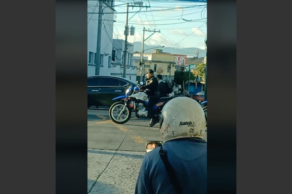 Un inusual incidente sufrieron agentes de la PNC en pleno tránsito. (Foto: captura de pantalla)