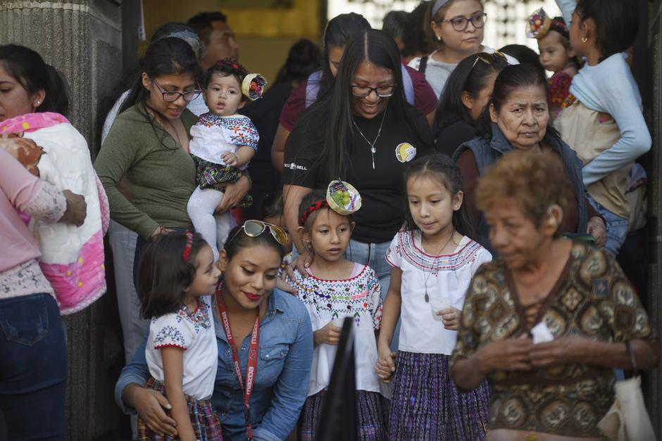Guatemaltecos acuden este día a visitar la imagen de Santa María de Guadalupe. (Foto: Wilder López/Soy502)