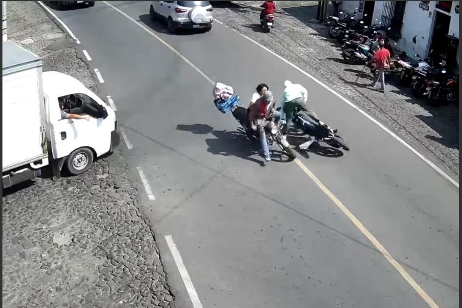 Autoridades de Antigua Guatemala difundieron una recopilación de accidentes de tránsito explicando que los semáforos regularán esta situación. (Foto: captura de video)
