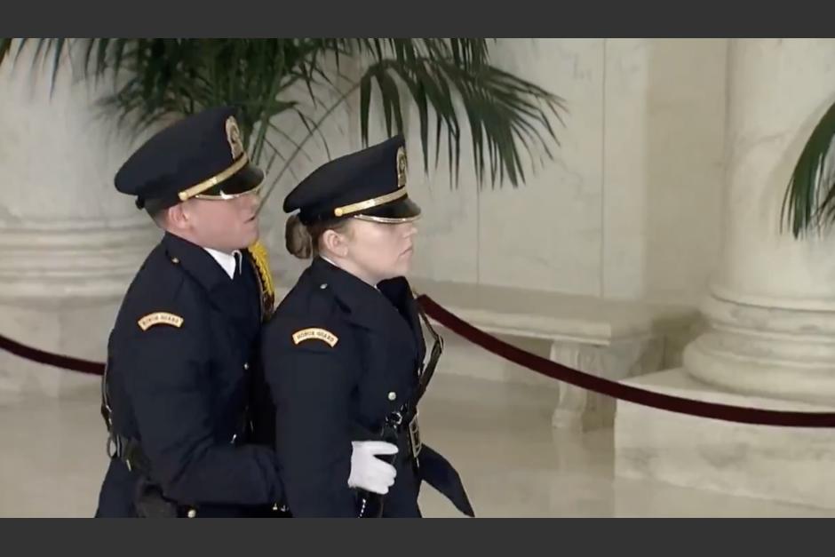 La guardia de honor que se desplomó cuando rendía honores en el funeral de una jueza de Estados Unidos. (Foto: captura de video)