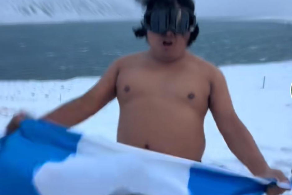 El guatemalteco se quitó la camisa en plena helada. (Foto: Tik Tok)
