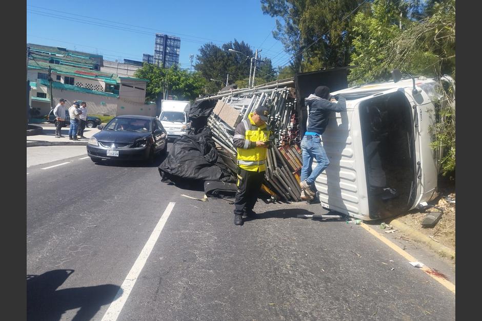 El camión volcado que afecta el paso por el bulevar principal de San Cristóbal. (Foto: Tránsito Mixco)