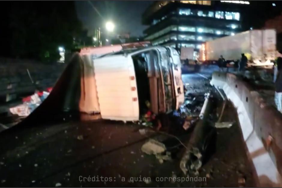 Un camión impactó contra varios carros y complica la movilidad hacia el oriente de la ciudad. (Captura Video)