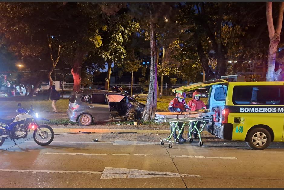 La mañana de este miércoles, un&nbsp; vehículo protagonizó un accidente en la avenida Reforma, zona 9. (Foto: Bomberos Municipales)