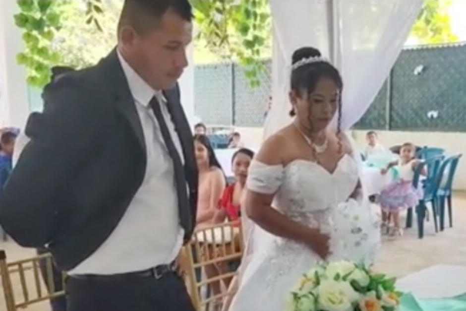 El momento dejó en shock a la persona que oficiaba la boda. (Foto: Oficial)