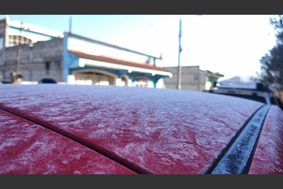 Varios sectores de Quetzaltenango amanecieron con hielo, debido a las bajas temperaturas de este miércoles. (Foto: La Voz de Xela)