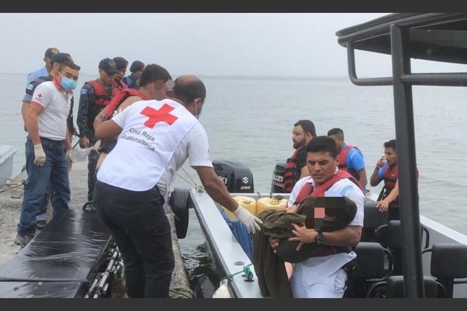 Dos pasajeros de un yate perdieron la vida durante un accidente, en Izabal. (Foto: Cruz Roja Guatemalteca)