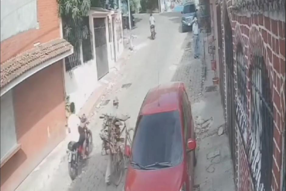 Una cámara de videovigilancia grabó el terrible accidente que sufrió un motorista. (Foto: Captura de pantalla)