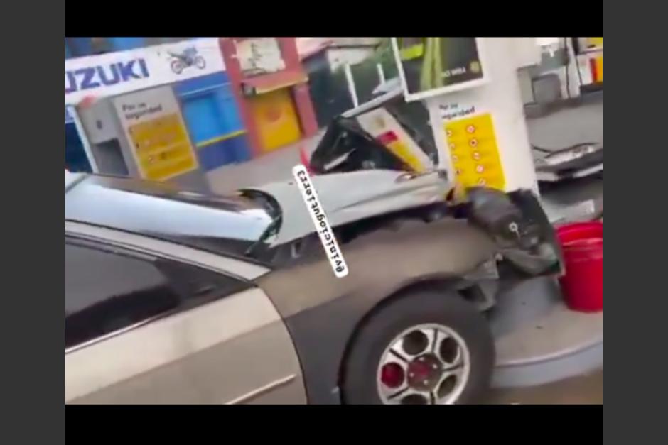 Un conductor perdió el control y se estrelló en una gasolinera. (Foto: captura de pantalla)