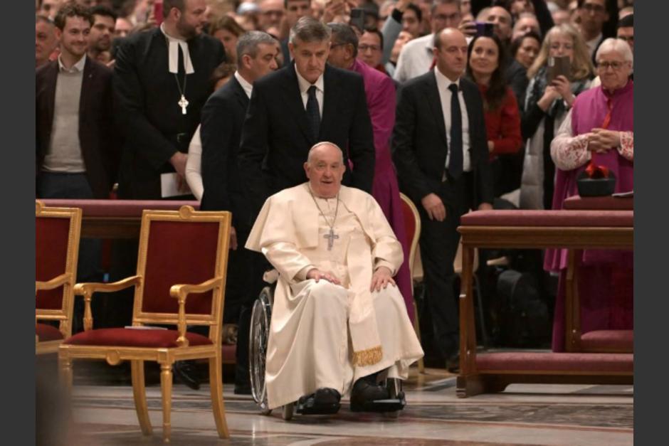 El Papa Francisco llega a la misa de Nochebuena en la Bas&iacute;lica de San Pedro en el Vaticano el 24 de diciembre de 2023. (Foto: AFP)