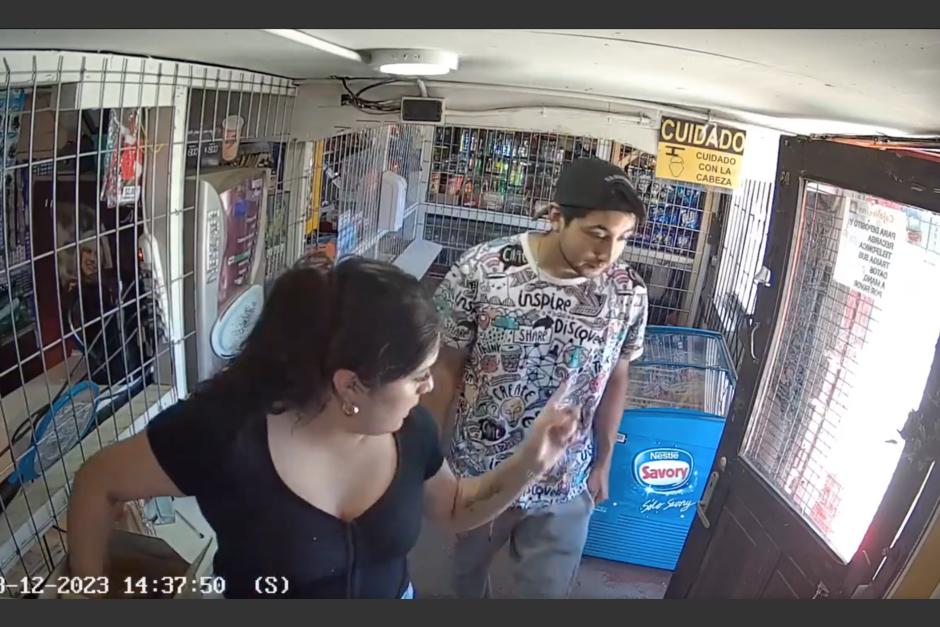 El hombre fingía buscar algo en la tienda, pero se acercó de manera inapropiada a la tendera. (Captura Video)