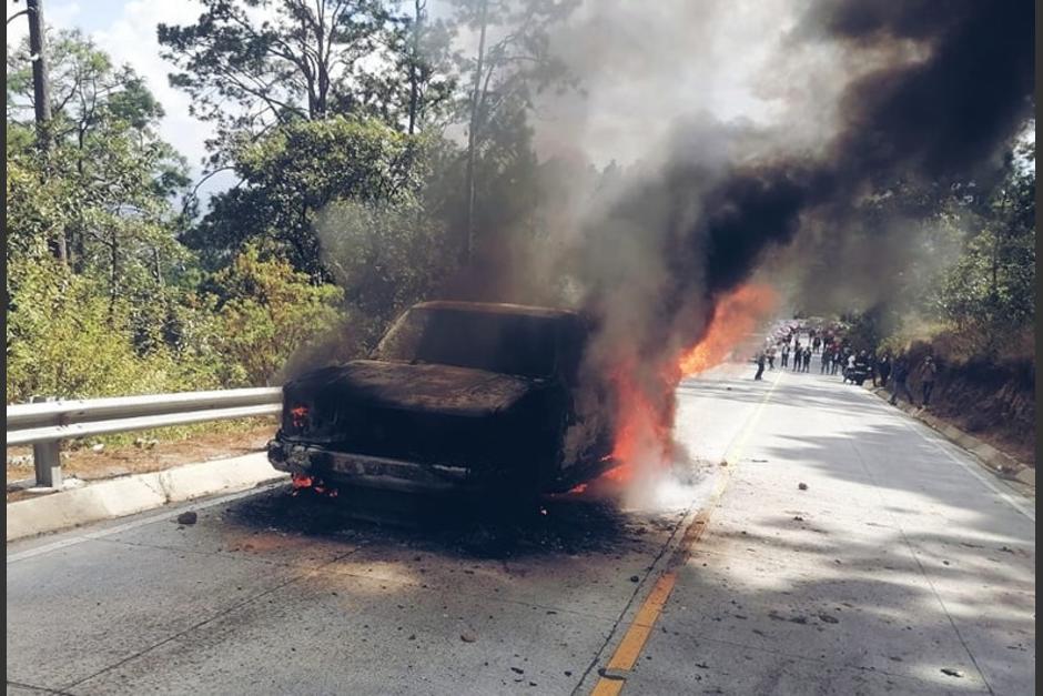 El vehículo no pudo continuar su marcha tras ser consumido por las llamas. (Foto: Bomberos Municipales Departamentales)