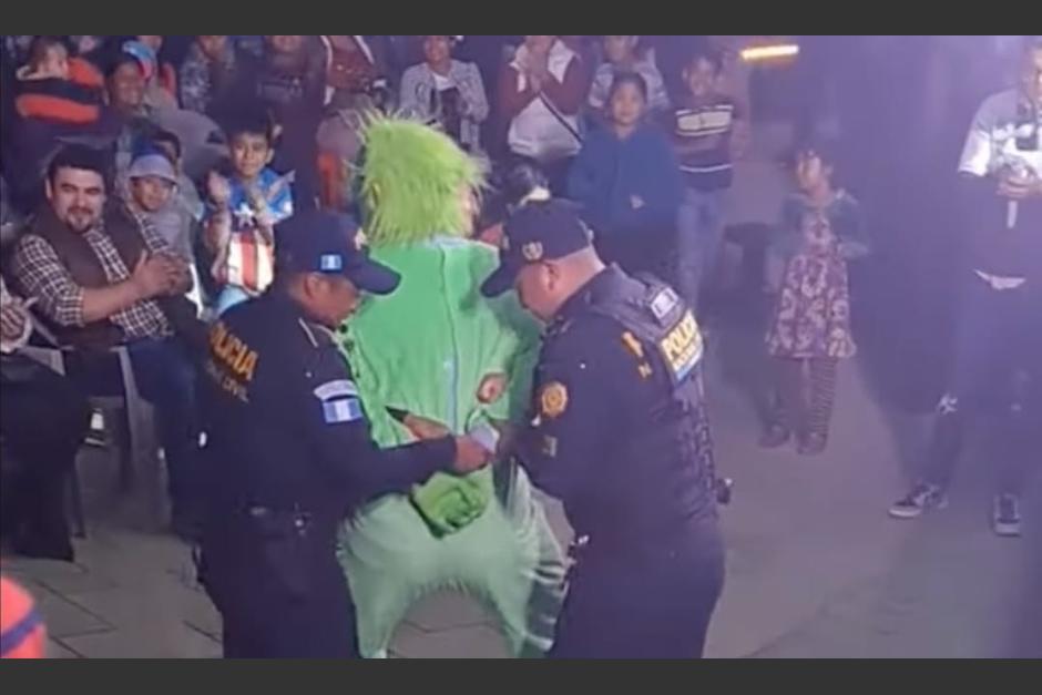 Agentes de la PNC llevaron a cabo la captura del "Grinch". (Foto: captura de video)