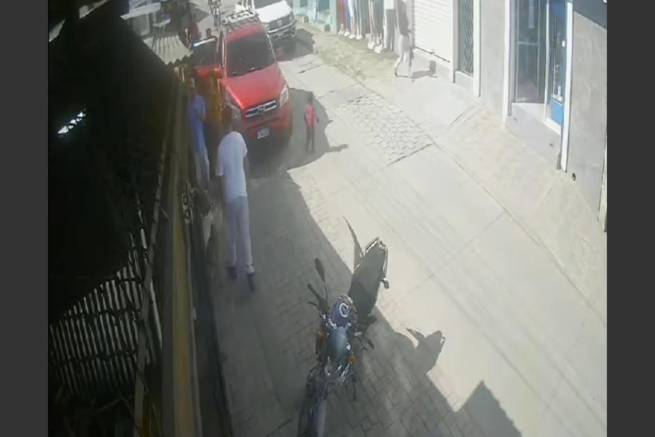 En video quedó captado el desafortunado momento en el que un niño fue atropellado por un picop en San Cristóbal Verapaz. (Foto: captura de pantalla)&nbsp;