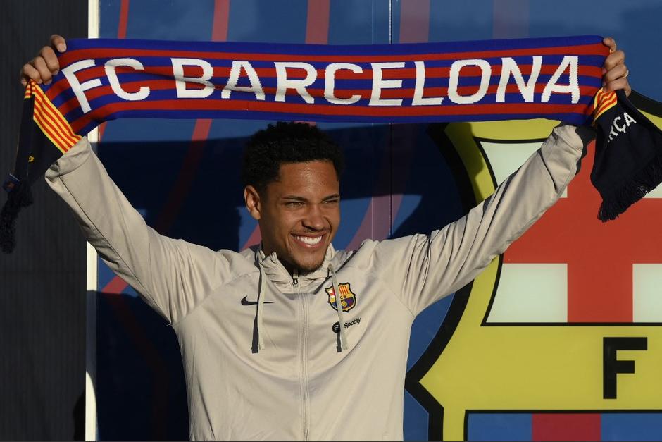 El brasileño de 19 años, Vitor Roque, fue presentado este miércoles con el FC Barcelona. (Foto: AFP)