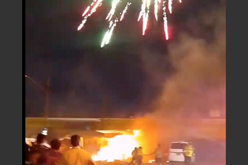Se incendia una venta de cohetillos instalada en las afueras de un mercado en la zona 6 de la ciudad de Guatemala. (Foto: captura de video)
