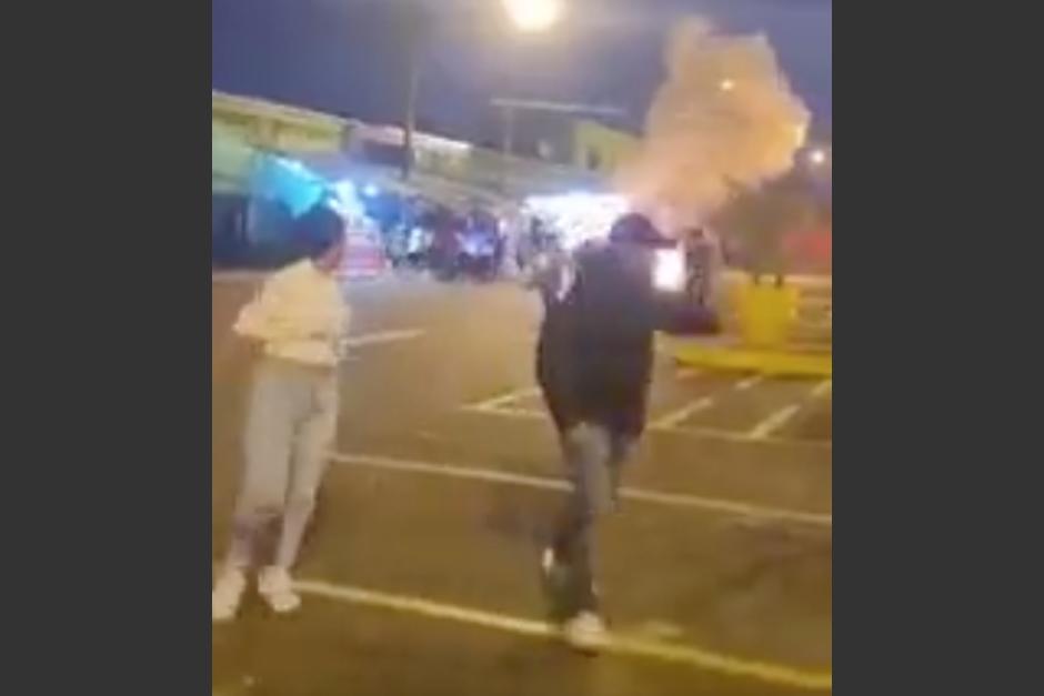 Compradores y comerciantes huyen despavoridos del inicio de un incendio en una venta de cohetillos en la zona 6. (Foto: captura de video)