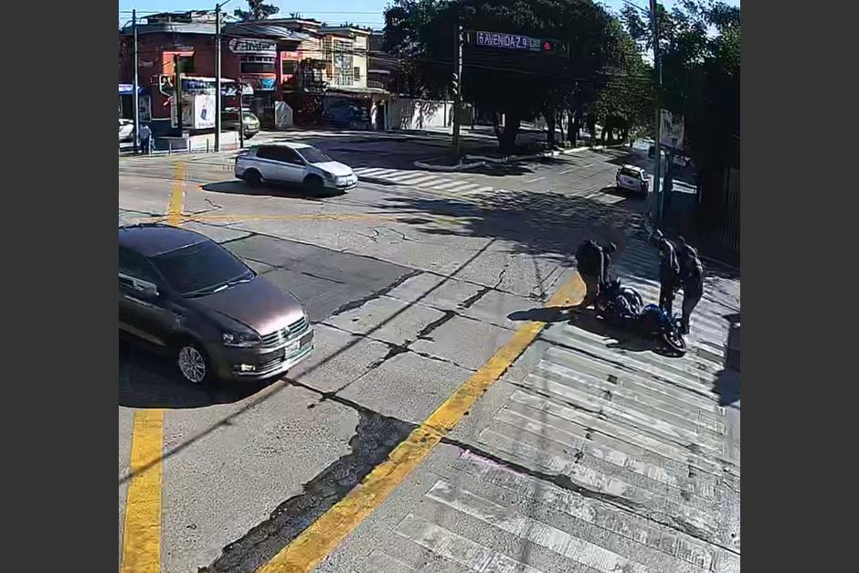 Un vehículo atropelló a un motorista cuando cruzó sin pedir vía para incorporarse en la 12 calle de la zona 9. (Foto: Amílcar Montejo)