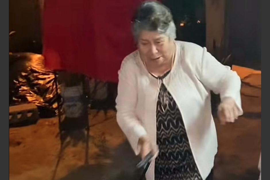 La mujer confundi&oacute; una balacera con los cohetes de media noche. (Foto: captura de video)