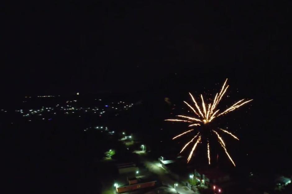 La ciudad de Guatemala se iluminó con luces pirotécnicas tras la celebración de Año Nuevo. (Foto: captura de pantalla)&nbsp;