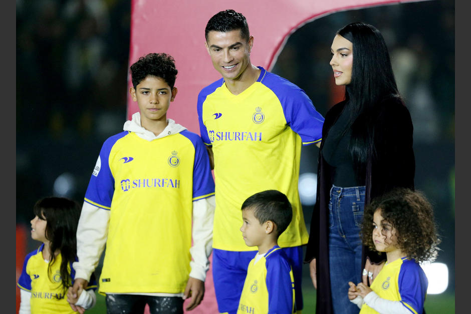 Cristiano Ronaldo estuvo rodeado de su familia en la presentación en el Al Nassr. (Foto: Geo Super TV)