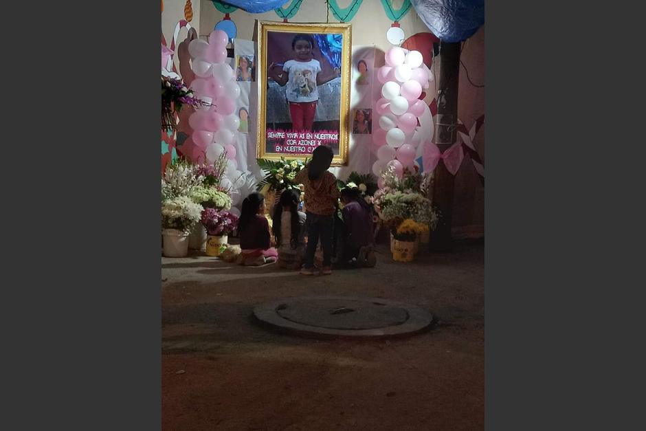Familiares y amigos dan el &uacute;ltimo adi&oacute;s a G&eacute;nesis, asesinada por sus vecinos en Ciudad Peronia. (Foto: Yo amo Ciudad Peronia)&nbsp;