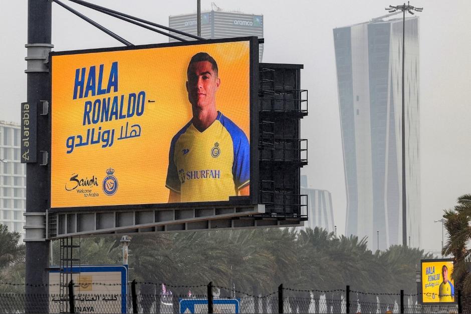 La ciudad de Riad está tapizada con la imagen de Cristiano Ronaldo. (Foto: AFP)