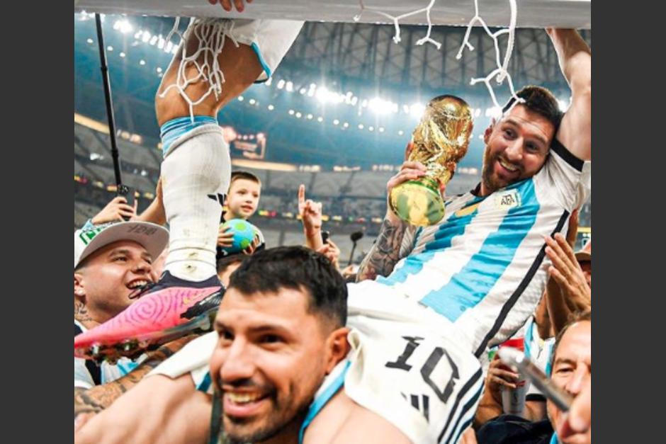 Kun Ag&uuml;ero revel&oacute; la historia al momento de cargar en hombros a Messi. (Foto: Instagram Kun)