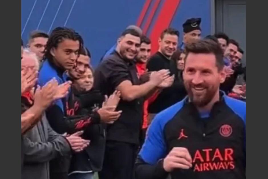 El hermano de Kylian Mbapp&eacute; llam&oacute; la atenci&oacute;n durante la bienvenida a Messi al PSG. (Foto: TN)