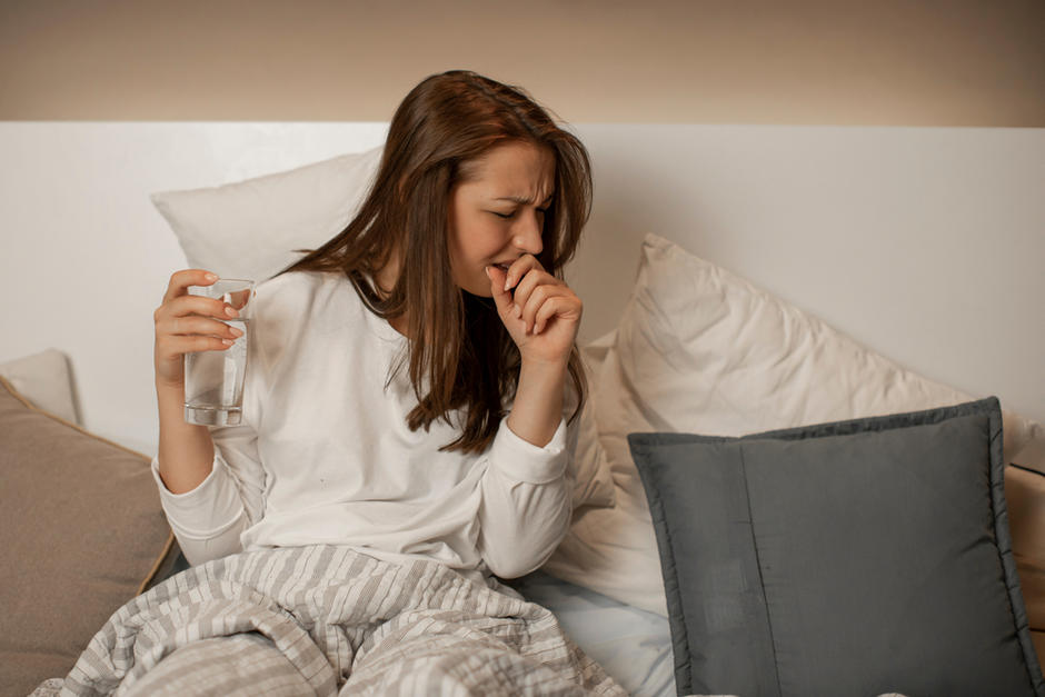 Expertos han revelado que los síntomas de la nueva subvariante de Ómicron atacan de diferente manera a los infectados. (Foto: Shutterstock)