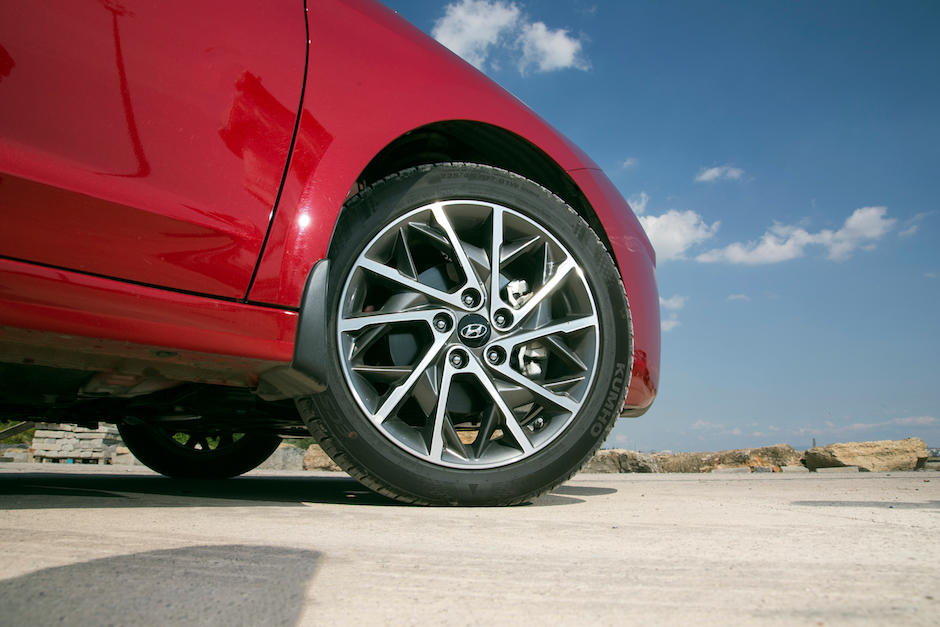 El carro robado que fue localizado en un parqueo en un centro comercial en la ruta al Atlántico. (Foto: Shutterstock)